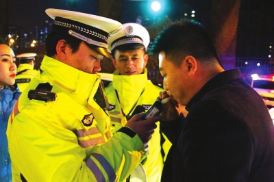  兰州七里河交警一晚查处50余起违法行为（图）